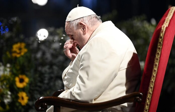 Popiežius Pranciškus mąsto Kryžiaus kelią Koliziejuje / EPA nuotr.