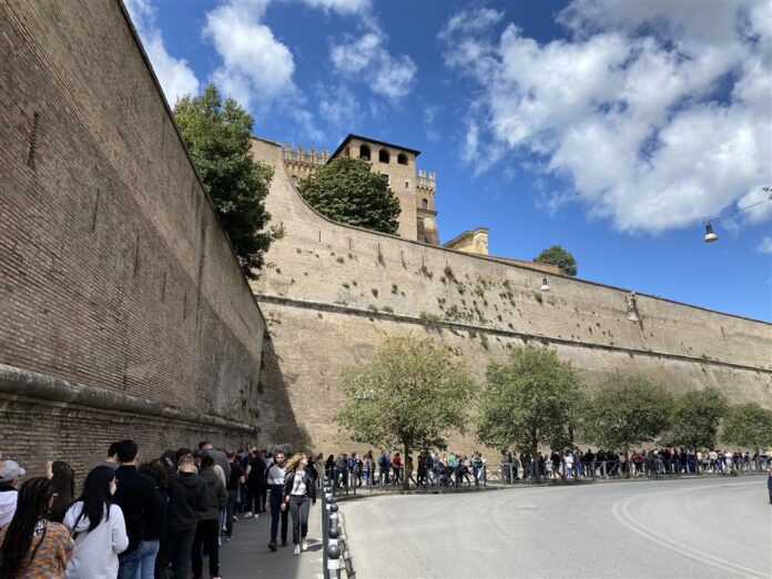 Turistų eilė prie Vatikano muziejų, 2022 m. balandis / EPA nuotr.