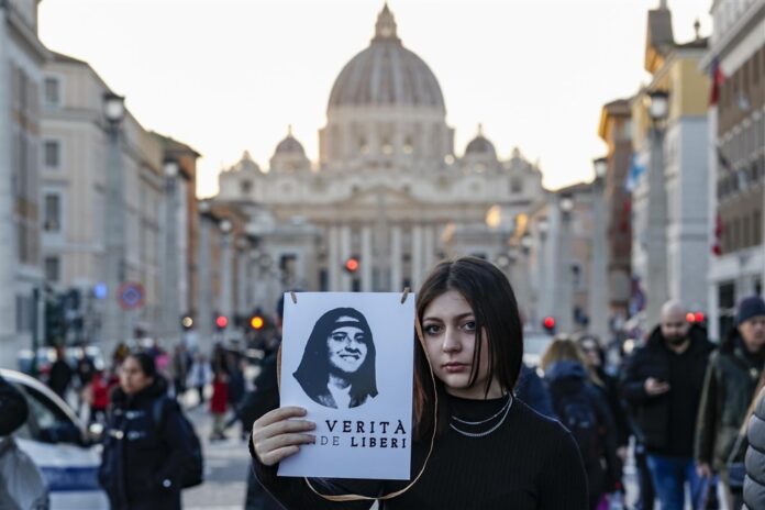 Moteris su Vatikane dingusios paauglės Emanuelos Orlandi nuotrauka / EPA nuotr.