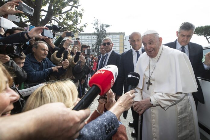 Popiežius Pranciškus palikdamas ligoninę kalbasi su žurnalistais / EPA nuotr.