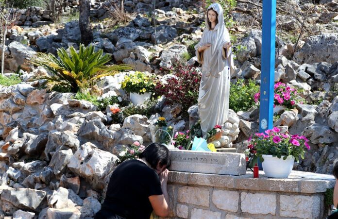 Mergelės Marijos statula Bosnijoje ir Hercegovinoje / EPA nuotr.
