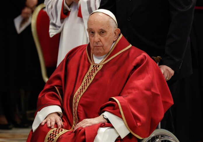 Didžiojo penktadienio pavakare popiežius Pranciškus Šv. Petro bazilikoje vadovavo Viešpaties kančios pamaldoms.