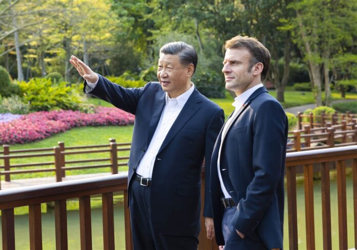 Kinijos prezidentas Xi Jinpingas ir Prancūzijos prezidentas Emmanuelis Macronas kalbasi / EPA nuotr.