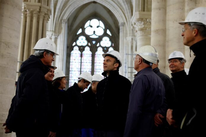 Prancūzijos prezidentas Emmanuelis Macronas Dievo Motinos katedroje / EPA nuotr.