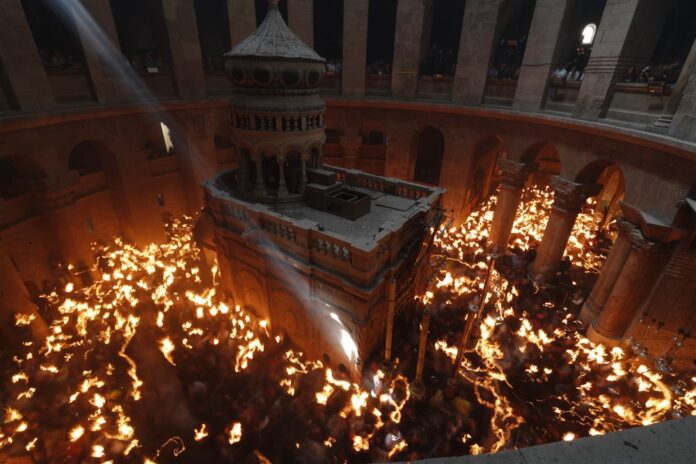 Jeruzalėje esančioje senovinėje Kristaus Kapo bažnyčioje įžiebta Šventoji ugnis / EPA nuotr.