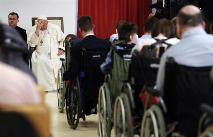 Popiežius Pranciškus Budapešte susitinka su neįgaliais žmonėmis / EPA nuotr.