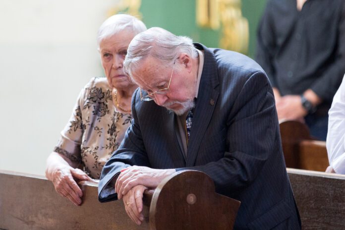Prof. Vytautas Landsbergis meldžiasi bažnyčioje