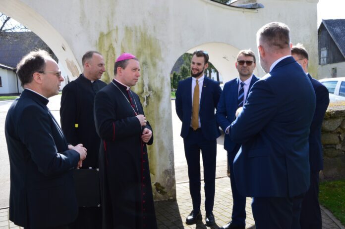 Telšių vyskupas Algirdas Jurevičius (trečias iš kairės) / Telšių vyskupijos nuotr.