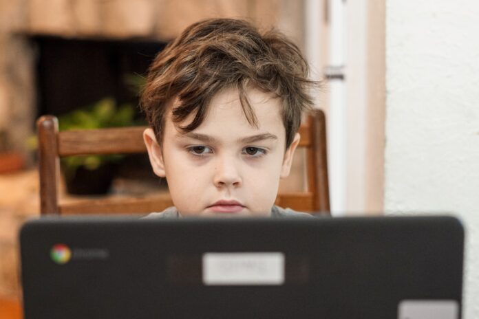 vaikas prie kompiuterio