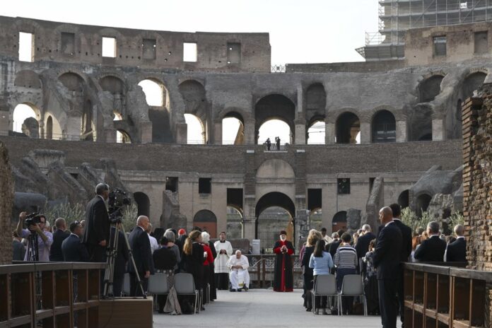 Popiežius Pranciškus su kitų konfesijų atstovais Romos Koliziejuje meldžiasi už taiką
