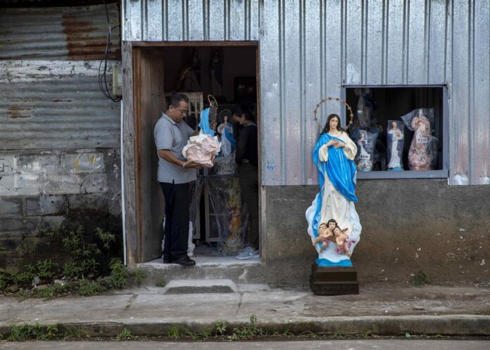 Devocionalijų parduotuvė Nikaragvoje / EPA nuotr.