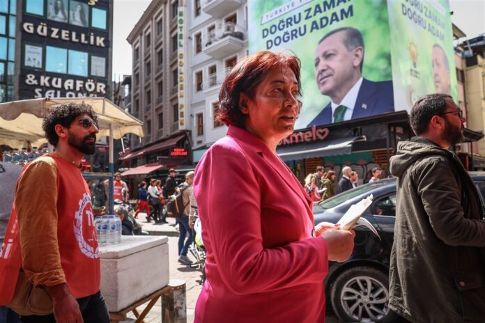 Turkijos darbininkų partijos (TIP) translytė kandidatė į parlamentą Zeynep Esmeray Ozadikti (dešinėje) / EPA nuotr.