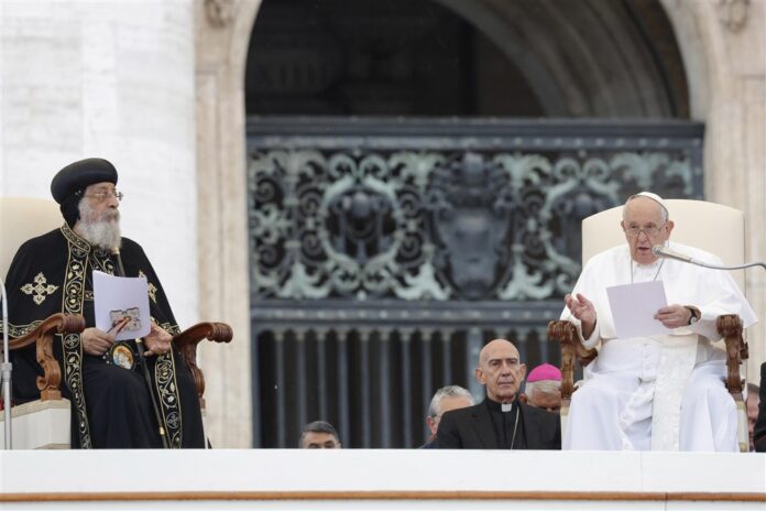 Koptų patriarchas Tavadrosas II ir popiežius Pranci6kus / EPA nuotr.