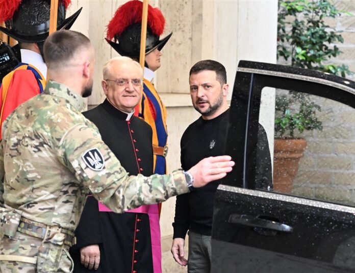 Ukrainos prezidentas Volodymyras Zelenskis atvyksta į Vatikaną / EPA