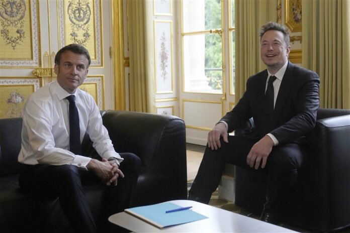 Prancūzijos prezidentas Emmanuelis Macronas su milijardieriumi verslininku Elonu Musku / EPA nuotr.