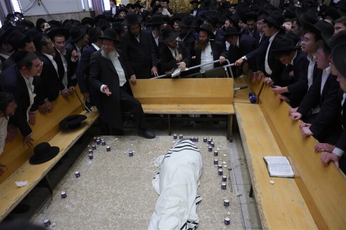 Žydų ortodoksų rabino Gershono Edelsteino laidotuvės / EPA nuotr.