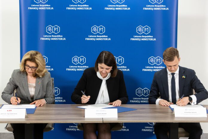 Memorandumo dėl naujos Pinigų plovimo prevencijos specialistų sertifikavimo programos sukūrimo ir įgyvendinimo pasirašymo ceremonija / BNS nuotr.