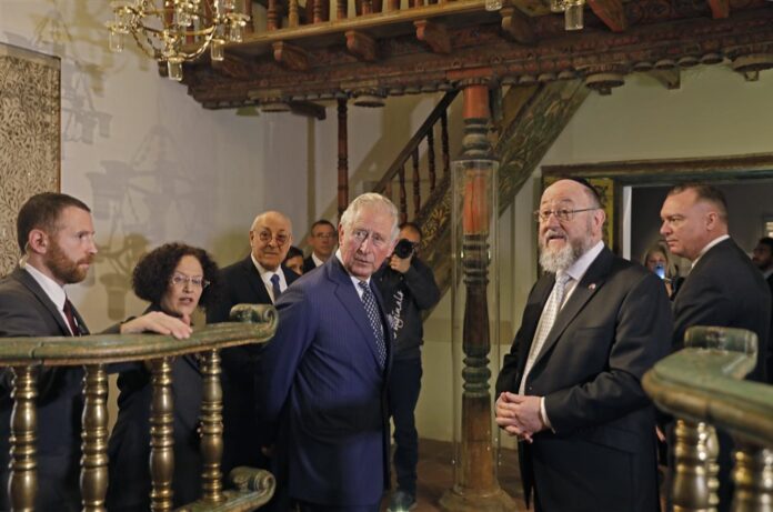 JK karalius Karolis III (kairėje) ir Britanijos vyr. rabinas Ephraimas Mirvisas (dešinėje) / EPA nuotr.