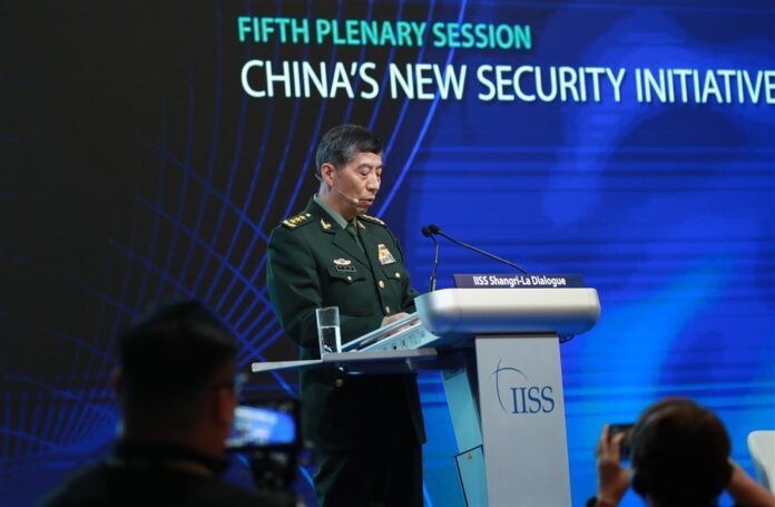 Singapūre vykstančiame kasmetiniame saugumo forume „Šangri La dialogas“ kalba kinų gynybos ministras Li Shangfu / EPA nuotr.
