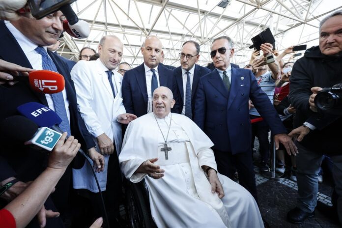 Popiežius Pranciškus penktadienį išvyksta iš Romos ligoninės / EPA nuotr.