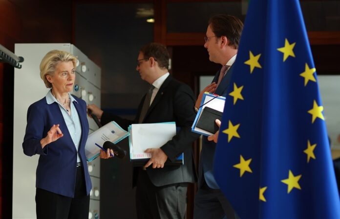 Ursula von der Leyen (kairėje) ir ES plėtros komisaras Oliveris Varhelyi (dešinėje) / EPA nuotr.