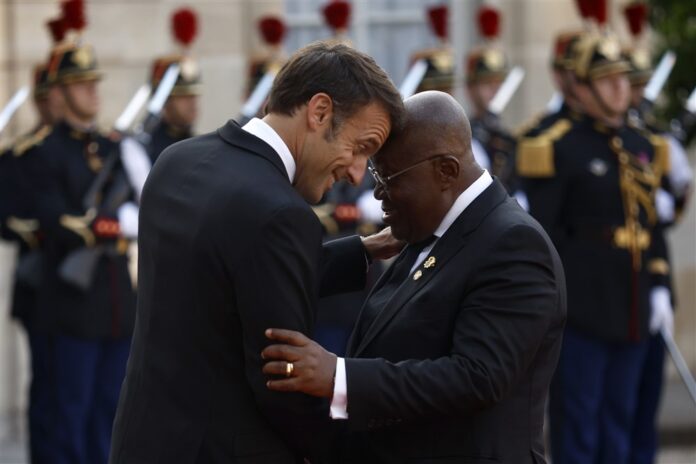 Ganos prezidentas Nana Addo Dankwa Akufo-Addo (dešinėje) ir Prancūzijos prezidentas Emmanuelis Macronas / EPA nuotr.