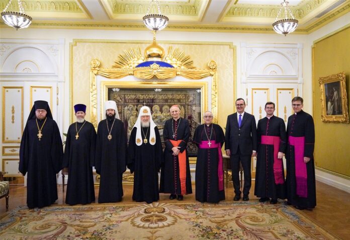 Rusijos Ortodoksų patriarchas Kirilas (ketvirtas iš kairės) su kardinolu Matteo Zuppi (penktas iš dešinės) / EPA nuotr.