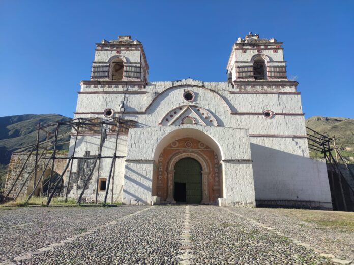 Apgriuvęs Nekaltojo Prasidėjimo bažnyčios Peru bokštas / Soc. tinklų nuotr.