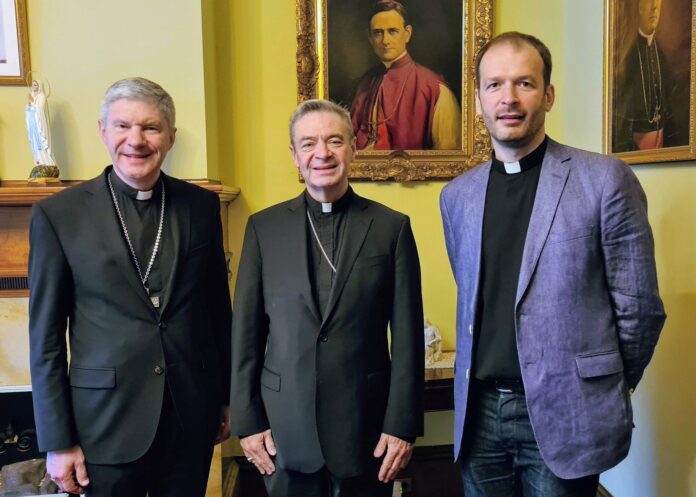 Arkivyskupas L. Virbalas SJ (kairėje) su Bruklino vyskupu Robert) J. Brennan (centre) / Užsienio lietuvių sielovados / Soc. tinklų nuotr.
