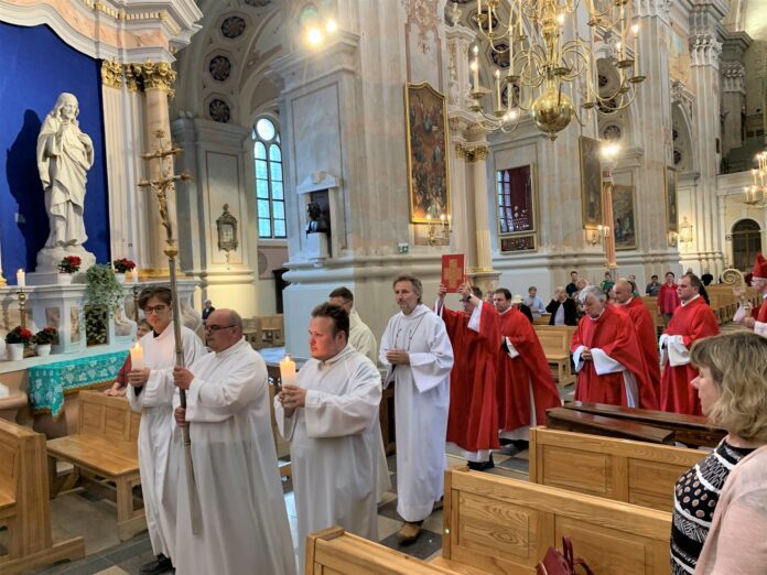 Maldoje su Caritu priimta kandidatų į nuolatinius diakonus priesaika / Kauno arkivyskupijos nuotr.