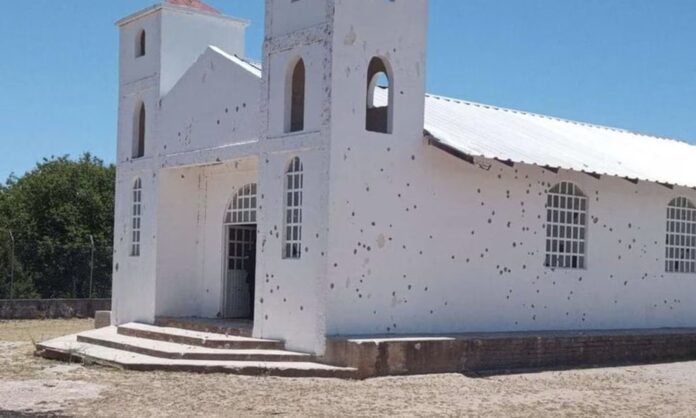Kulkų suvržyta Santa Anitos bažnyčia Meksikoje / Soc. tinklų nuotr.