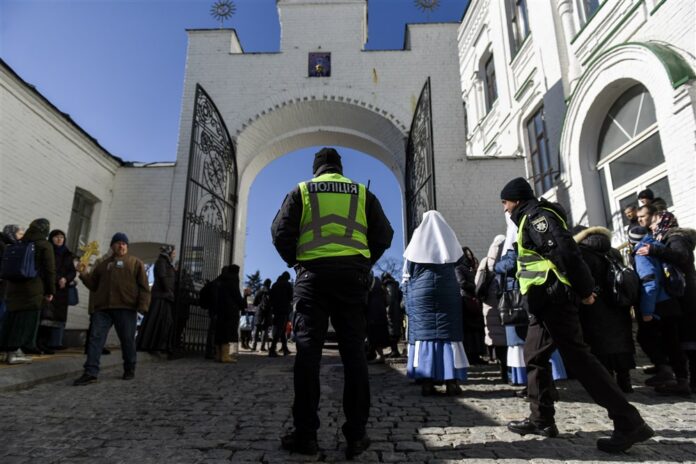 Kyjivo Pečorų lauros vienuolynas ir keli1 policijai blokuojantys tikintieji / EPA nuotr.