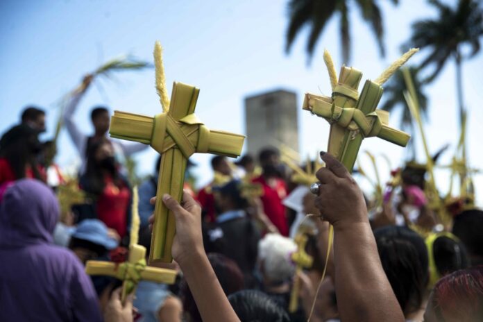 Žmonės su kryžiais rankose Nikaragvoje / EPA nuotr.