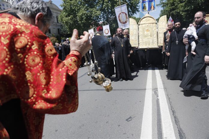Stačiatikių kunigai mitinge, skirtame Šeimos tyrumo dienai paminėti Tbilisyje / EPA nuotr.