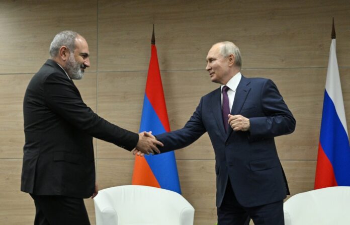 Armėnijos ministras pirmininkas Nikolas Pašinianas ir Rusijos prezidentas Vladimiras Putinas / EPA nuotr.