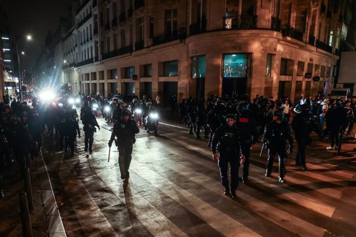 Riaušių policija Paryžiuje / EPA nuotr.