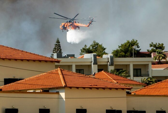 Sraigtasparnis Rodo saloje gesinant gaisrus / EPA nuotr.