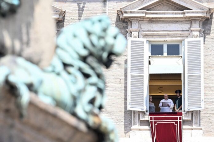 Popiežiaus susitikimas su tikinčiaisiais, susirinkusiais į Šv. Petro aikštę „Viešpaties angelo“ maldai / EPA nuotr.