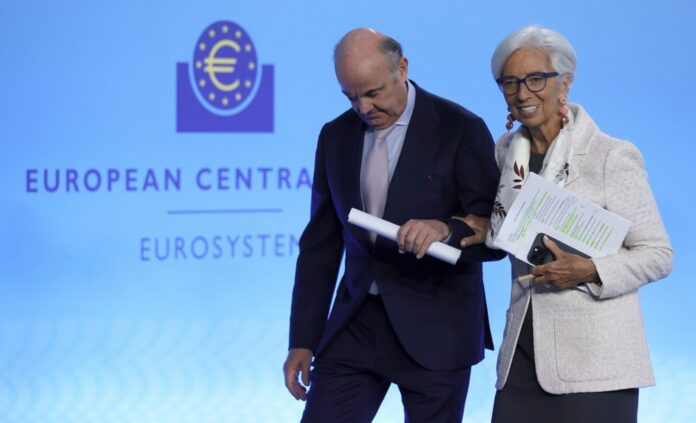 Europos Centrinio Banko (ECB) pirmininkė Christine Lagarde (R) ir ECB pirmininko pavaduotojas Luisas de Guindosas išeina iš spaudos konferencijos po ECB valdančiosios tarybos posėdžio Frankfurte prie Maino, Vokietijoje,