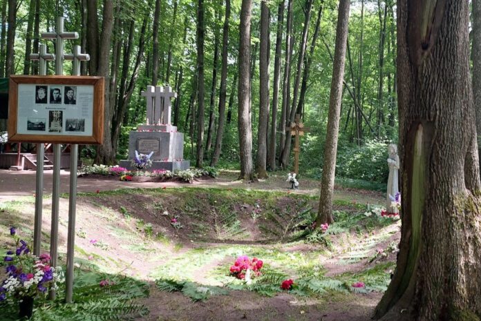 Budavonės miške esanti nužudytų kunigų atminimo vieta / Birutės Nenėnienės nuotr.