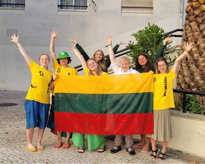 Lietuvos jaunimas su šalies vėliava Pasaulio jaunimo dienose / Lisboa2023.org nuotr.