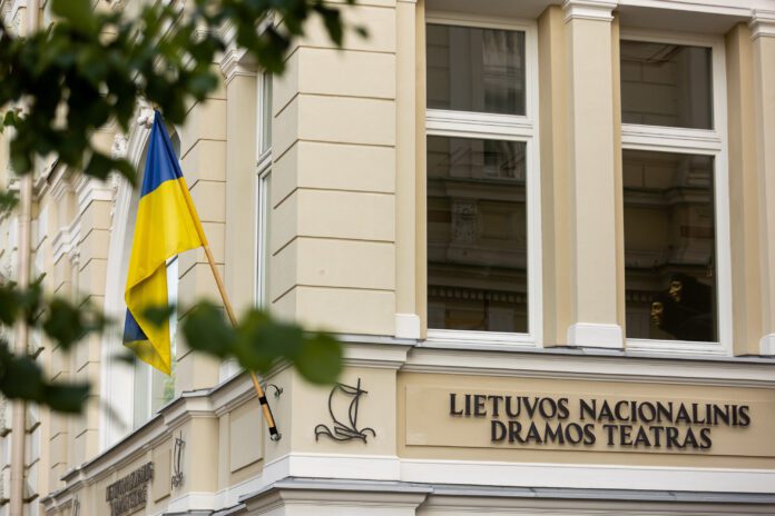 Ukrainos vėliava ant Lietuvos nacionalinio dramos teatro / BNS nuotr.