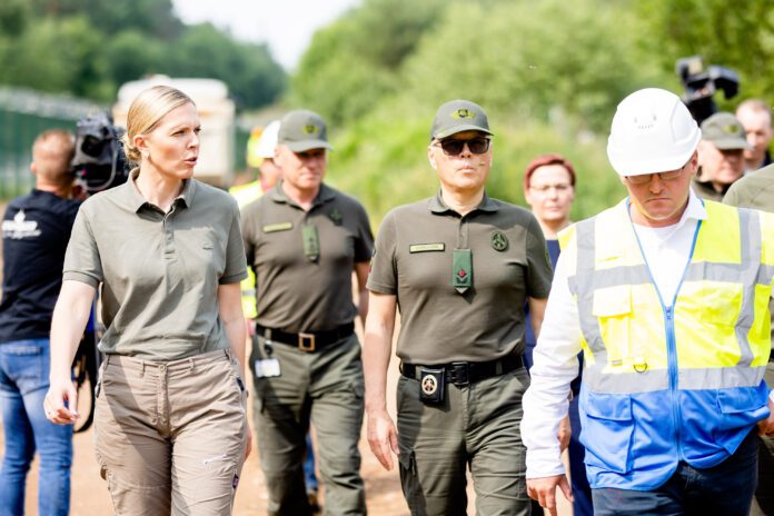 Ministrė Agnė Bilotaitė susipažįsta su pasienio juostoje jau esama infrastruktūra ir patrulio tako įrengimo darbų eiga / Kurmelionys / BNS nuotr.