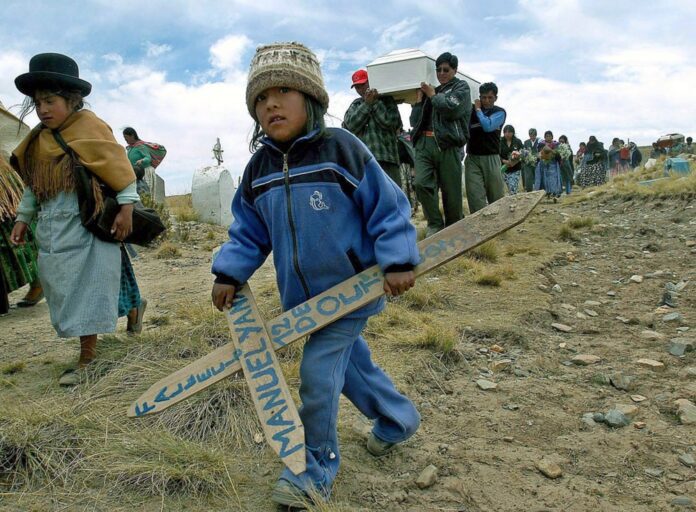 Vaikas su kryžiumi Bolivijoje / EPA nuotr.