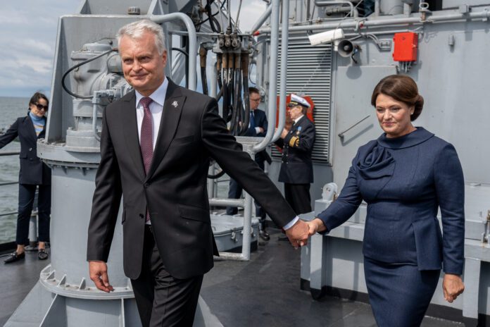 Prezidentas Gitanas Nausėda su žmona Diana Nausėdiene dalyvauja vainikų nuleidimo žuvusiesiems jūroje ceremonijoje / Prezidentūros nuotr.
