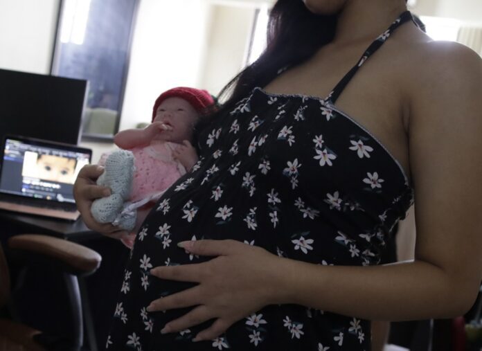 Nėščia moteris su kūdikiu / EPA nuotr.