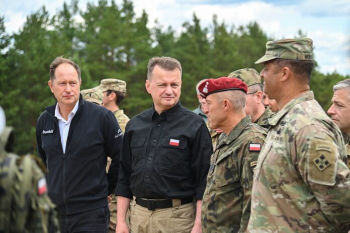 Lenkijos gynybos ministras Mariuszas Blaszczakas (antras iš kairės) / EPA nuotr.