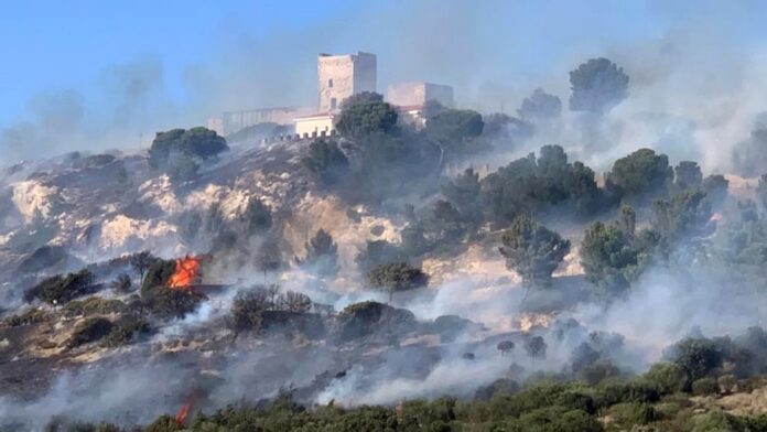 Didelis gaisras Kaljario San Mikelės kalvoje (Italija) / EPA nuotr.