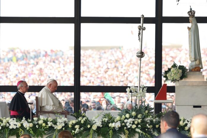 Popiežius Pranciškus meldžiasi Fatimoje, Portugalijoje / EPA nuotr.