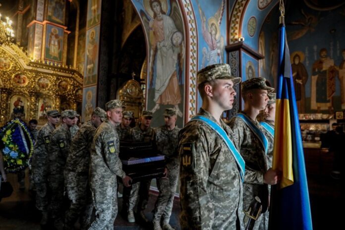 Šv. Mikalojaus Auksinių Kupolų vienuolyne bičiuliai neša ukrainiečių kariškio Antono Usovskio palaikus, Kyjivas, Ukraina / EPA nuotr.